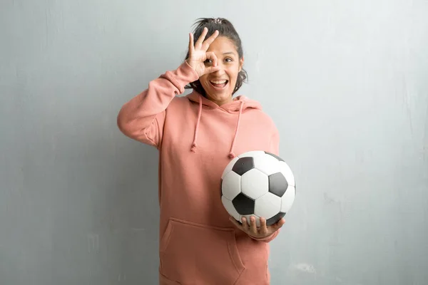 Joven Mujer India Deportiva Contra Una Pared Alegre Segura Haciendo —  Fotos de Stock