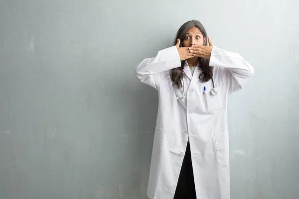 Jovem Mulher Médica Indiana Contra Uma Parede Cobrindo Boca Símbolo — Fotografia de Stock