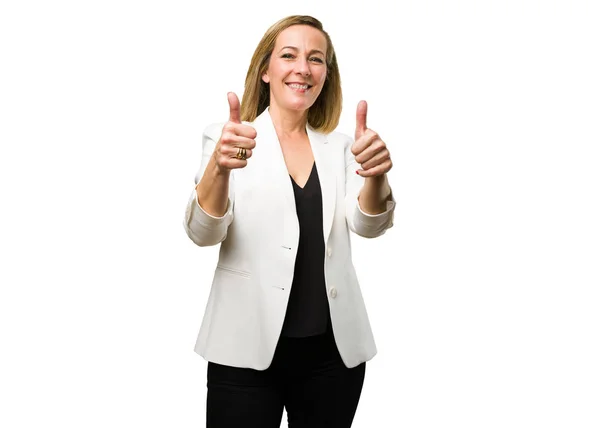 Blonde Mature Woman Doing Okay Gesture — Φωτογραφία Αρχείου