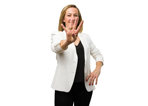 Ξανθιά Ώριμη Γυναίκα Κάνει Μια Χειρονομία Του Αριθμού Τέσσερα — Φωτογραφία Αρχείου