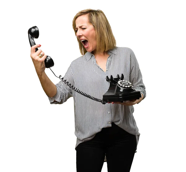 Блондинка Зрелая Женщина Кричит Телефон — стоковое фото