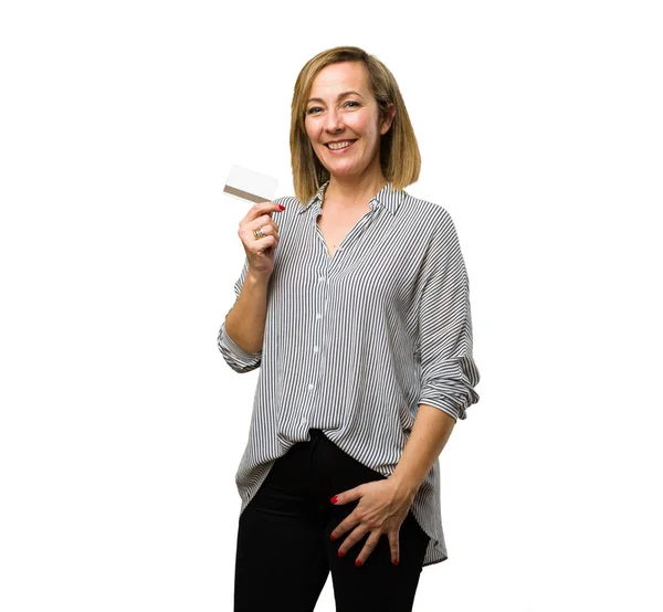 Blond Mogen Kvinna Som Håller Ett Kreditkort — Stockfoto