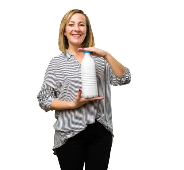 Blond Mogen Kvinna Håller Mjölkflaska — Stockfoto