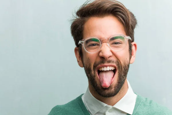 自信と感情 楽しい 優しい 遊びや楽しみの印として舌を示す若い起業家のハンサムな男顔クローズ アップ式 — ストック写真