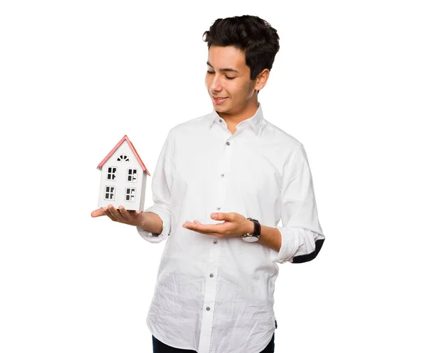 Adolescente Segurando Uma Casa Isolada Fundo Branco — Fotografia de Stock