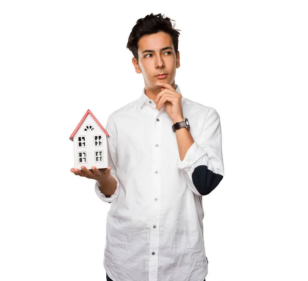 青少年拿着一个孤立的房子在白色的背景 — 图库照片