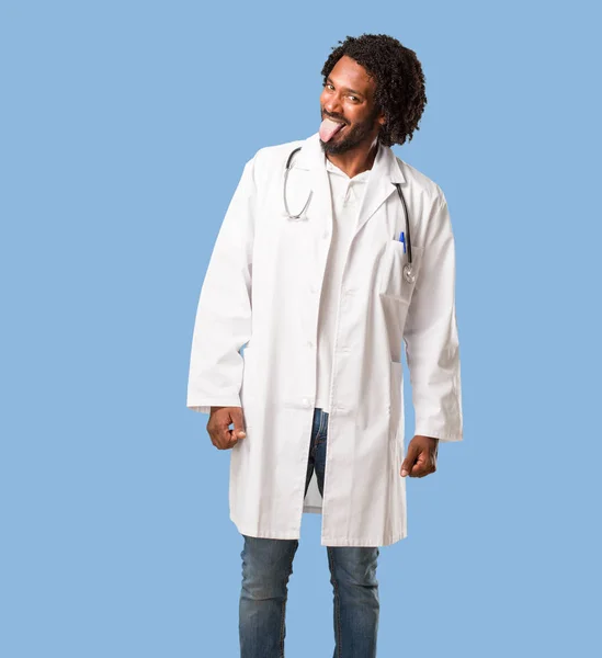 Stilig Afrikanska Amerikanska Läkare Uttryck För Förtroende Och Känslor Rolig — Stockfoto