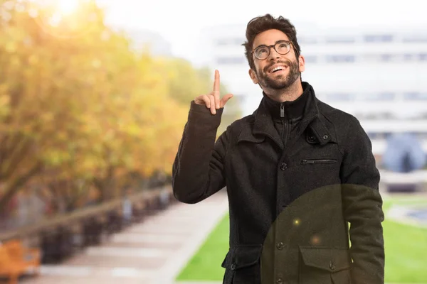 Jonge Man Denken Omhoog Kijken — Stockfoto