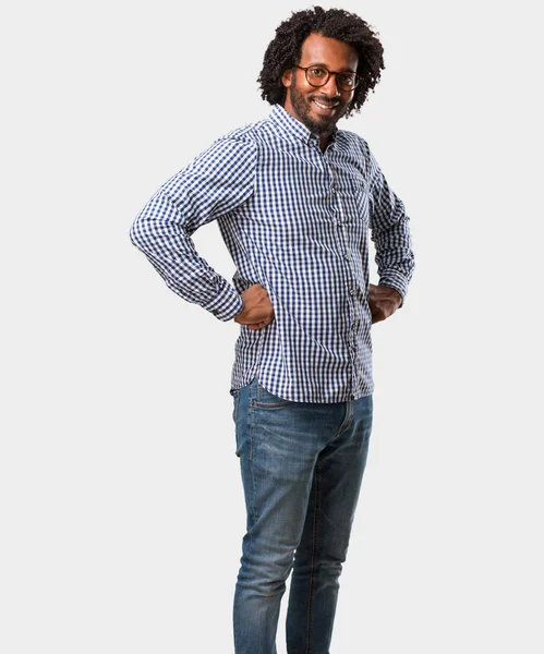 Komea Liike Afrikkalainen Amerikkalainen Mies Kädet Lantiolla Seisoo Rento Hymyilevä — kuvapankkivalokuva