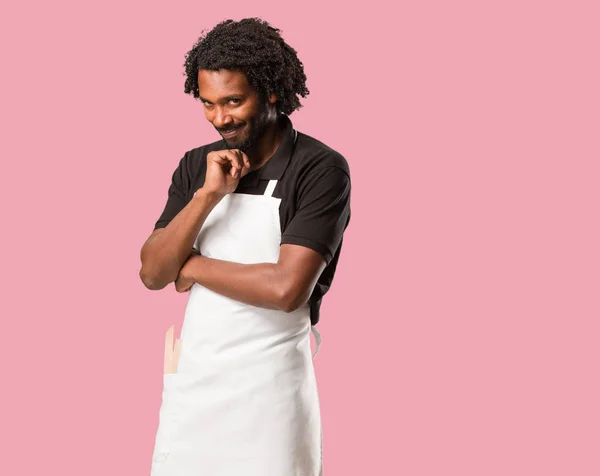 Hezký Afroamerické Baker Myšlení Zmateně Nápad Snaží Najít Řešení — Stock fotografie