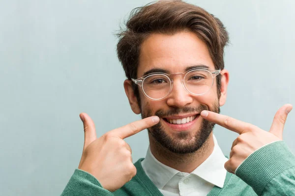Genç Yakışıklı Girişimci Adam Closeup Gülümsüyor Ağız Mükemmel Dişler Beyaz — Stok fotoğraf