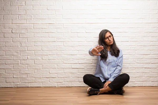 Jonge Indiase Vrouw Zitten Tegen Een Muur Ernstige Vastberaden Zetten — Stockfoto