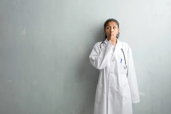 Giovane Donna Medico Indiano Contro Muro Mantenere Segreto Chiedere Silenzio — Foto Stock