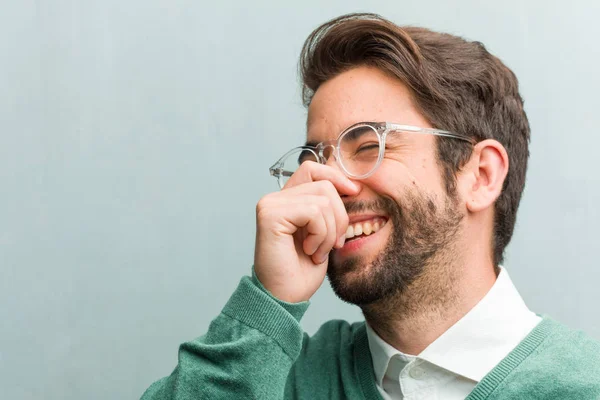 Ung Stilig Entreprenör Man Face Närbild Skratta Och Roligt Att — Stockfoto
