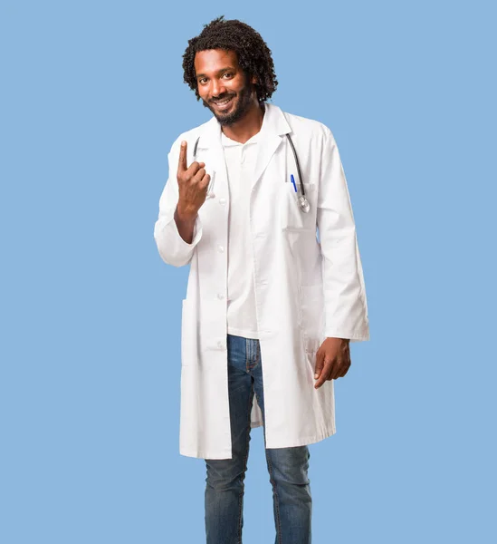 Guapo Médico Afroamericano Mostrando Número Uno Símbolo Del Conteo Concepto —  Fotos de Stock