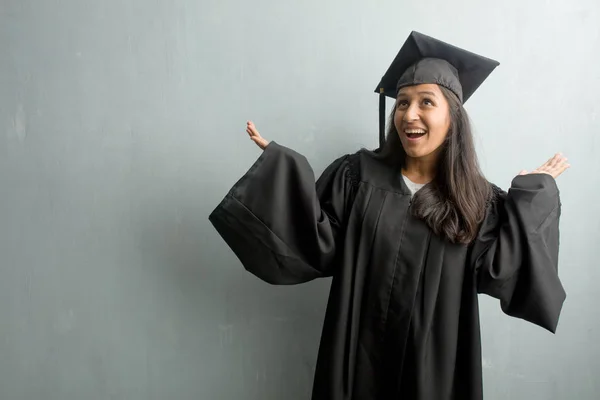 Fiatal Indiai Ellen Fal Nevetve Diplomát Birtoklás Móka Hogy Nyugodt — Stock Fotó
