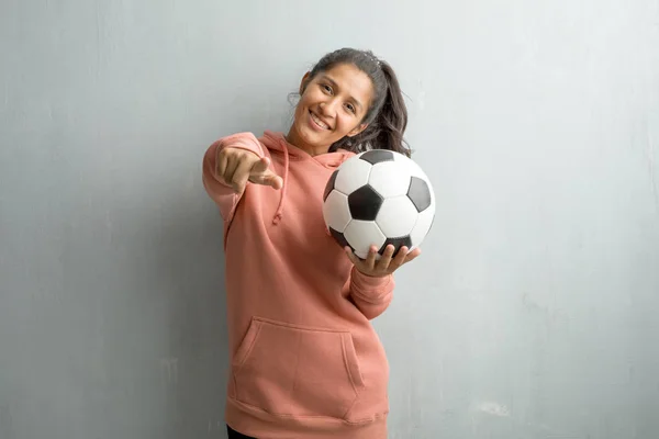 Ung Sportig Indisk Kvinna Mot Vägg Glad Och Leende Pekar — Stockfoto