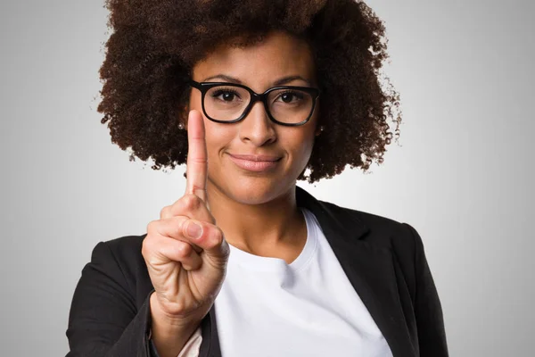 Negro Mujer Negocios Haciendo Gesto Número Uno Sobre Fondo Gris — Foto de Stock