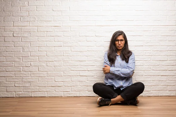 Νέοι Indian Γυναίκα Καθίσει Ενάντια Έναν Τοίχο Από Τούβλα Πολύ — Φωτογραφία Αρχείου