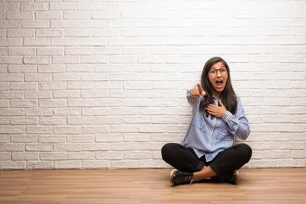 Νέοι Indian Γυναίκα Καθίσει Στον Τοίχο Φωνάζοντας Γελώντας Και Εμπαιγμός — Φωτογραφία Αρχείου