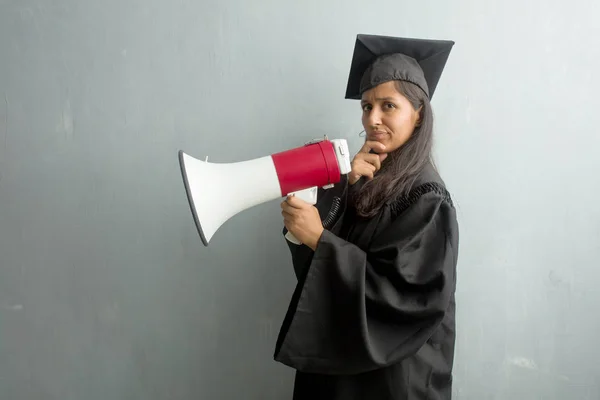 Fiatal Diplomázott Indiai Ellen Fal Gondolkodás Felnézett Egy Ötlet Zavaros — Stock Fotó