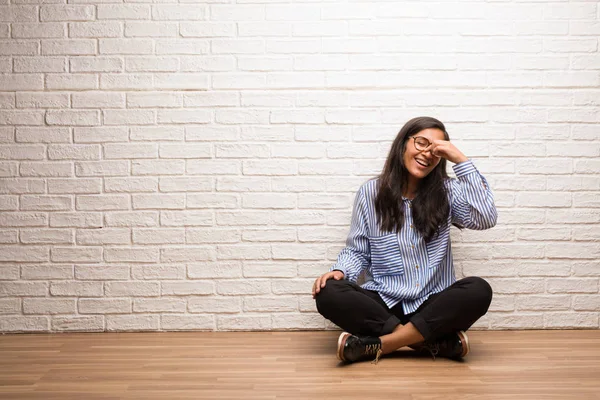 Jonge Indiase Vrouw Zitten Tegen Een Muur Lachen Plezier Ontspannen — Stockfoto