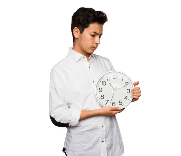 Έφηβος Κρατώντας Ένα Μεγάλο Ρολόι — Φωτογραφία Αρχείου