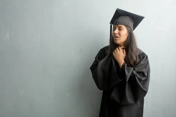 Jeune Indienne Diplômée Contre Mur Avec Mal Gorge Malade Cause — Photo