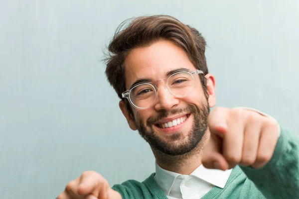 年轻英俊的企业家人脸特写开朗和微笑指向前面 — 图库照片