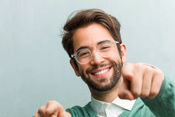 Jonge Knappe Ondernemer Man Gezicht Close Vrolijk Glimlachend Naar Voren — Stockfoto