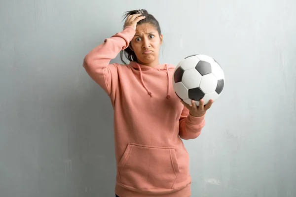 Ung Sportig Indisk Kvinna Mot Vägg Orolig Och Överväldigad Glömsk — Stockfoto