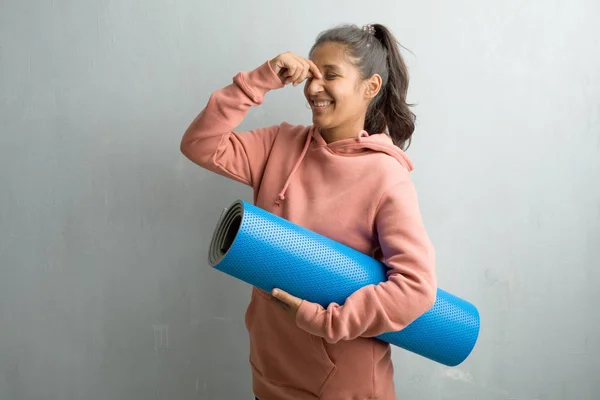 Junge Sportliche Indianerin Vor Einer Wand Die Lacht Und Spaß — Stockfoto