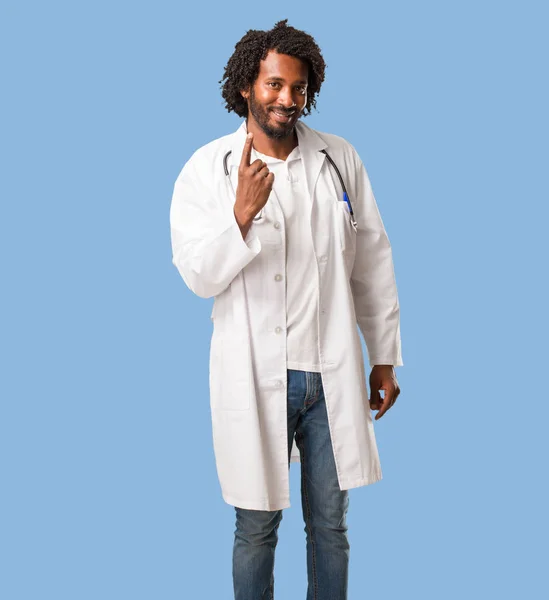 Bonito Médico Afro Americano Mostrando Número Símbolo Contagem Conceito Matemática — Fotografia de Stock