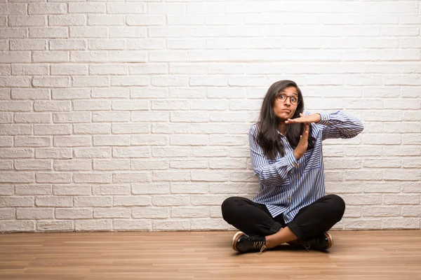 Jonge Indiase Vrouw Zitten Tegen Een Muur Moe Verveeld Een — Stockfoto