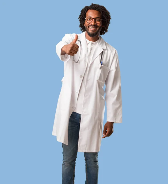 Красивий Афро Американський Лікар Веселий Збуджений Посміхаючись Піднімаючи Великий Палець — стокове фото