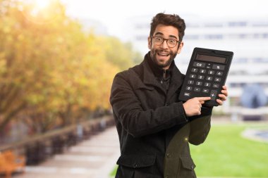 Genç adam bir hesap makinesi holding