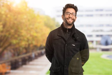 Genç adam mutlu ve gülümseyerek