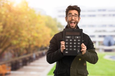 Genç adam bir hesap makinesi holding