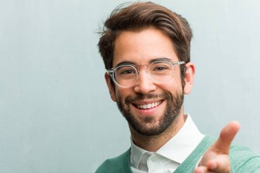 Genç yakışıklı girişimci adam yüz closeup biri ya da el hareketi, mutlu ve heyecanlı yardımcı olmak için selamlıyorum uzanarak