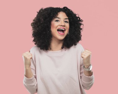 Genç kadının kazanan bir jest yapması