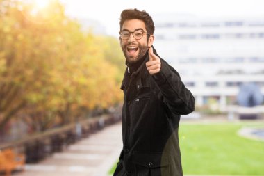 Genç adam seni işaret ediyor.