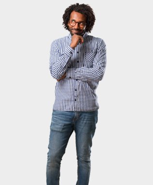 Düşünme ve bakılması, hakkında bir fikir, karışık Afro-Amerikan adam yakışıklı iş bir çözüm bulmaya çalışıyorum