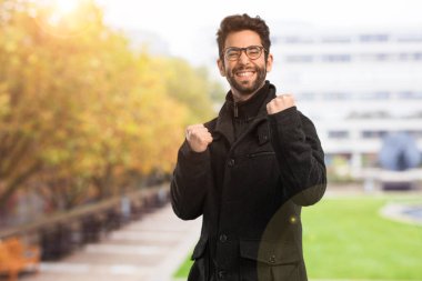 Genç adam başarı jesti yapıyor