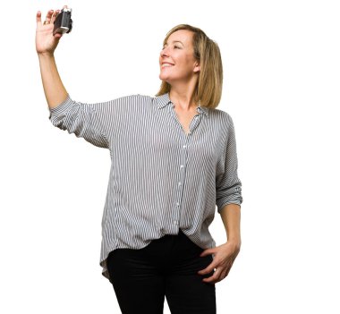 Sarışın Olgun kadın vintage kamerasını kullanarak