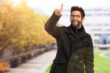 Genç adam ekrana dokunmak