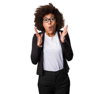 Beyaz arka plan üzerinde izole sürpriz iş siyah kadın