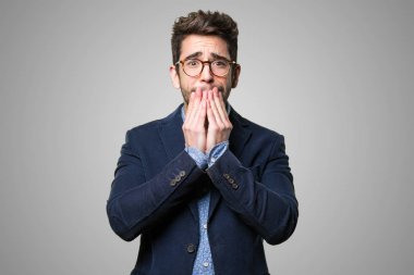 Beyaz arka plan üzerinde izole korkuyor iş adamı