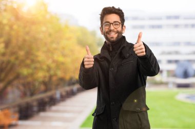 genç adam başparmak yukarı