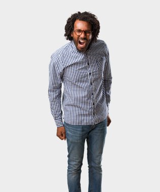 Kızgın, çığlık yakışıklı Afrikalı-Amerikalı işadamı delilik ve zihinsel istikrarsızlık, ifade açık ağız ve gözleri yarı açık, delilik kavramı