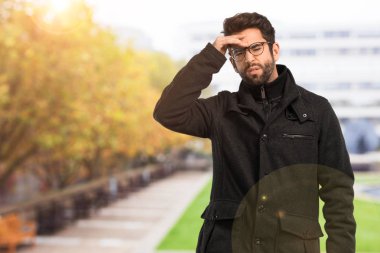 Genç Anne ağrı ve öfkeli